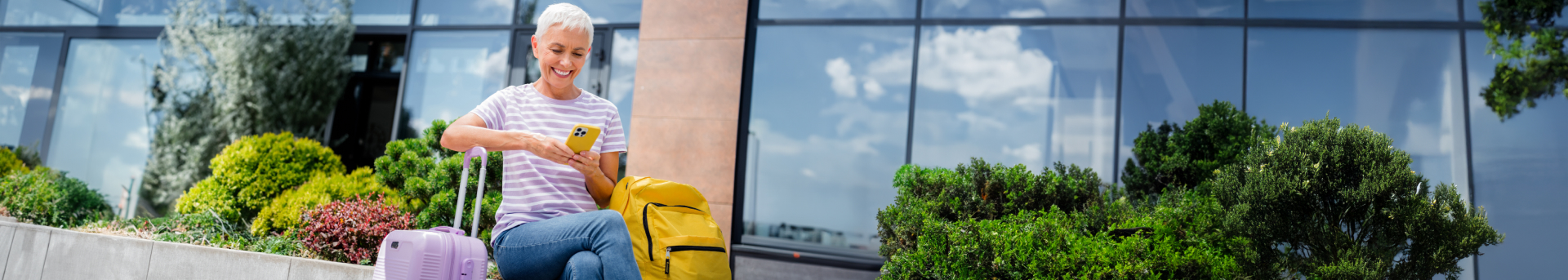 תמונת אוירה של אישה עם מזוודות